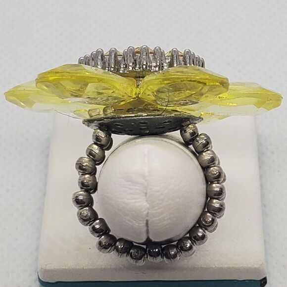 Stretchy Yellow Flower Ring - Picture 5 of 6